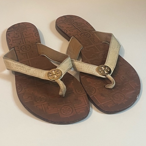 Tory Burch Thora Flat Sandal Size 8 - White / Gold Thong LOGO - Picture 2 of 8